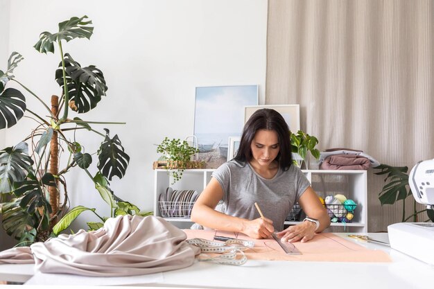 Osoba haftująca przy stole